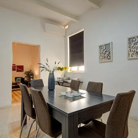 2 Bedroom Sleeps 6 Walking Distance To Centre And The Sea Apartment *