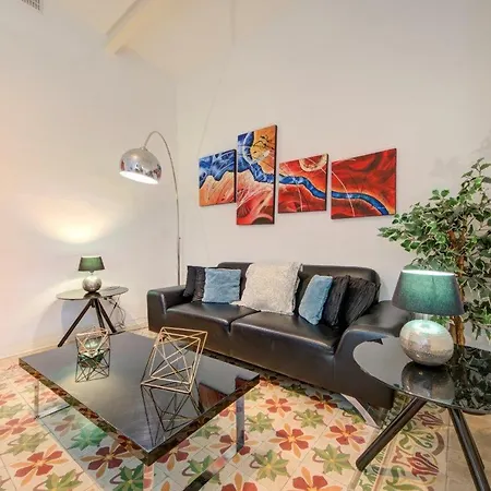 2 Bedroom Sleeps 6 Walking Distance To Centre And The Sea *