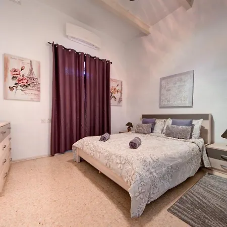 Apartment 2 Bedroom Sleeps 6 Walking Distance To Centre And The Sea *
