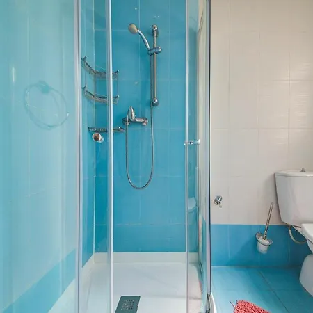 2 Bedroom Sleeps 6 Walking Distance To Centre And The Sea *