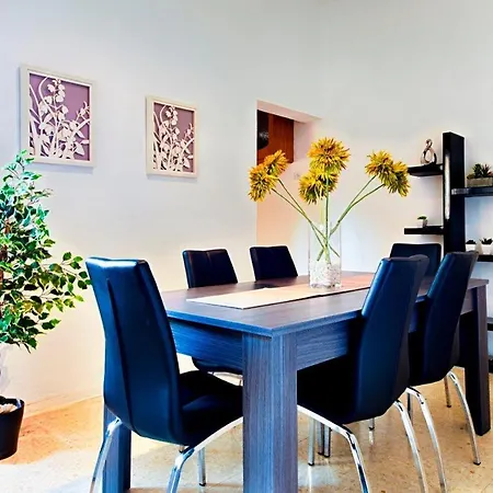 2 Bedroom Sleeps 6 Walking Distance To Centre And The Sea Apartment *