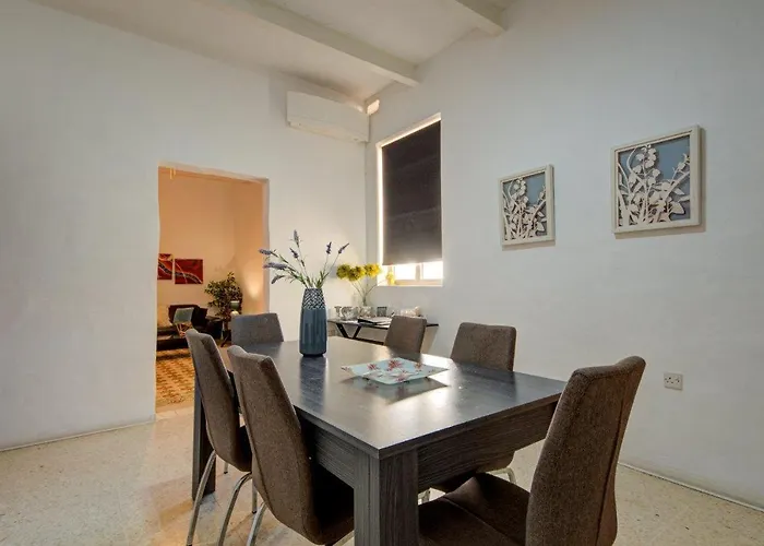 Walk To Ferry, Cafes & Old - Sleep 6 Apartment *