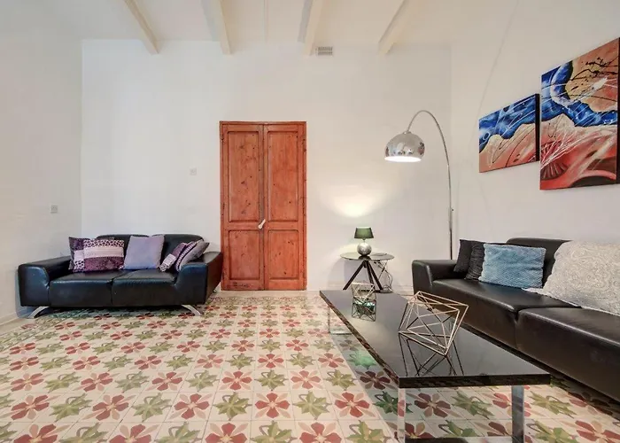 Walk To Ferry, Cafes & Old - Sleep 6 Valletta