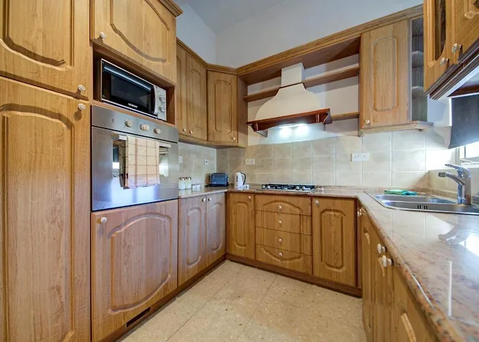 Walk To Ferry, Cafes & Old - Sleep 6 Valletta