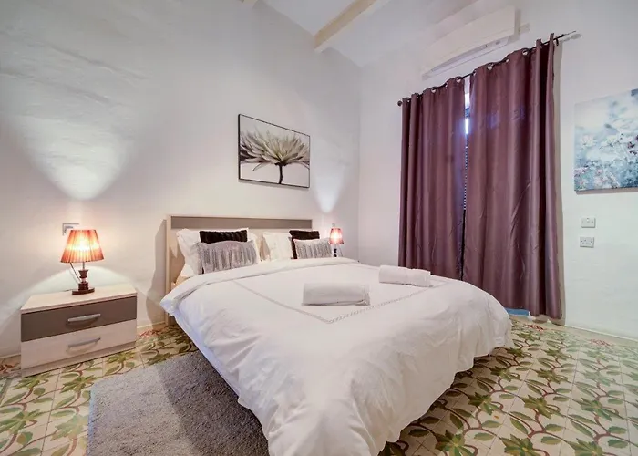 Apartment Walk To Ferry, Cafes & Old - Sleep 6